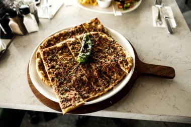 Geleneksel Türkçe fırında pide. Türk pizzası, Orta Doğu aperatifleri. Türk mutfağı. Et ile doldurulmuş çam