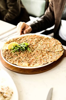 Geleneksel Türkçe fırında pide. Türk pizzası, Orta Doğu aperatifleri. Türk mutfağı. Et ile doldurulmuş çam