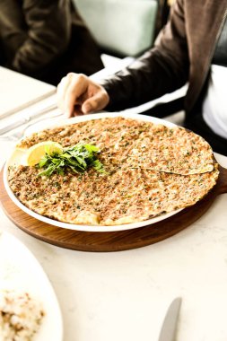 Geleneksel Türkçe fırında pide. Türk pizzası, Orta Doğu aperatifleri. Türk mutfağı. Et ile doldurulmuş çam