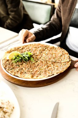 Geleneksel Türkçe fırında pide. Türk pizzası, Orta Doğu aperatifleri. Türk mutfağı. Et ile doldurulmuş çam