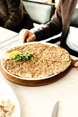 Geleneksel Türkçe fırında pide. Türk pizzası, Orta Doğu aperatifleri. Türk mutfağı. Et ile doldurulmuş çam