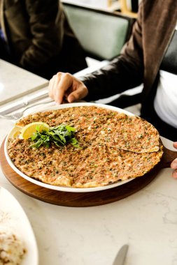 Geleneksel Türkçe fırında pide. Türk pizzası, Orta Doğu aperatifleri. Türk mutfağı. Et ile doldurulmuş çam