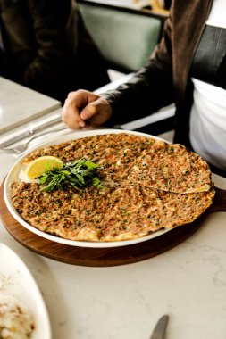Geleneksel Türkçe fırında pide. Türk pizzası, Orta Doğu aperatifleri. Türk mutfağı. Et ile doldurulmuş çam