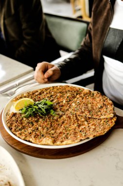 Geleneksel Türkçe fırında pide. Türk pizzası, Orta Doğu aperatifleri. Türk mutfağı. Et ile doldurulmuş çam