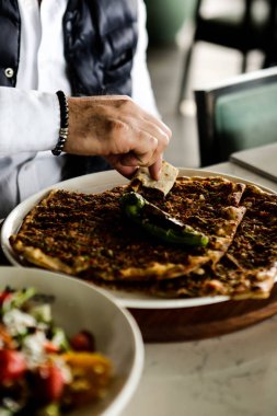 Geleneksel Türkçe fırında pide. Türk pizzası, Orta Doğu aperatifleri. Türk mutfağı. Et ile doldurulmuş çam