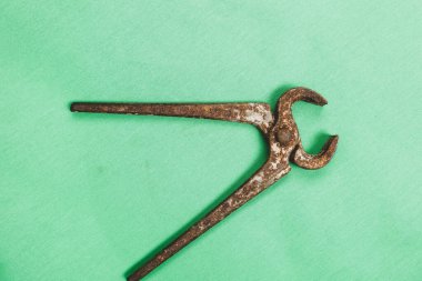 Bir çift paslı meme ucu.