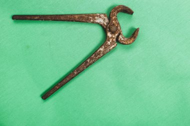 Bir çift paslı meme ucu.