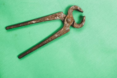 Bir çift paslı meme ucu.