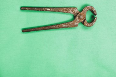 Bir çift paslı meme ucu.