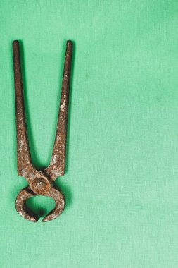 Bir çift paslı meme ucu.