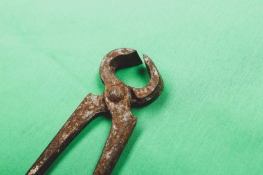 Bir çift paslı meme ucu.