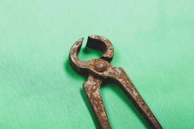 Bir çift paslı meme ucu.