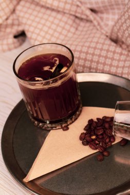 Sütlü buzlu kahve. Buzlu kahve. Elinde bir bardak buzlu kahve tutan kadın..