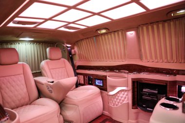 Lüks modern pembe araba iç mimarisi.