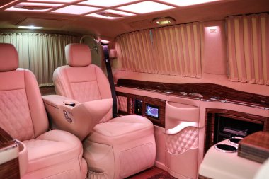 Lüks modern pembe araba iç mimarisi.