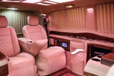 Lüks modern pembe araba iç mimarisi.