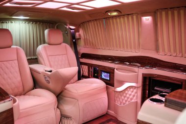 Lüks modern pembe araba iç mimarisi.