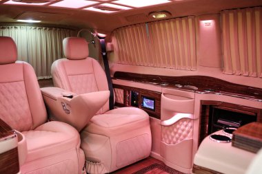 Lüks modern pembe araba iç mimarisi.
