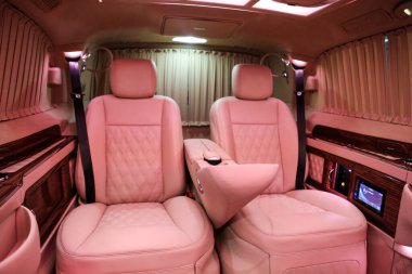 Lüks modern pembe araba iç mimarisi.