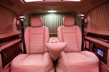 Lüks modern pembe araba iç mimarisi.