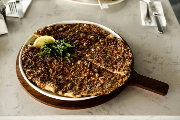 Geleneksel Türkçe fırında pide. Türk pizzası, Orta Doğu aperatifleri. Türk mutfağı. Et ile doldurulmuş çam