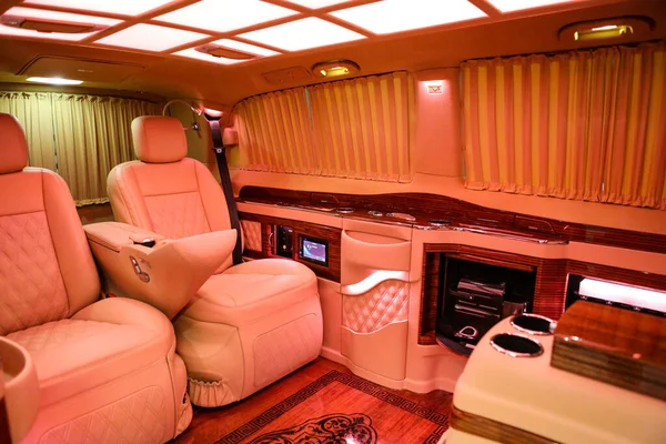 Luxe Moderne Rose Intérieur Voiture — Photo éditoriale © utkudemirsoy  #541819626