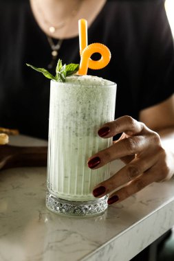 Türk Ayran içmek veya Kefir / ayran yoğurt ile yapılan.