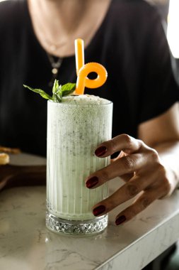 Türk Ayran içmek veya Kefir / ayran yoğurt ile yapılan.