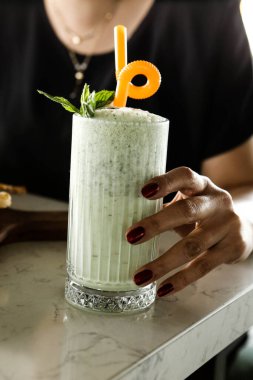 Türk Ayran içmek veya Kefir / ayran yoğurt ile yapılan.