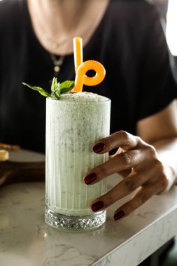 Türk Ayran içmek veya Kefir / ayran yoğurt ile yapılan.