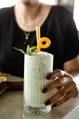 Türk Ayran içmek veya Kefir / ayran yoğurt ile yapılan.