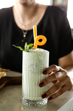 Türk Ayran içmek veya Kefir / ayran yoğurt ile yapılan.