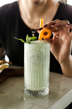 Türk Ayran içmek veya Kefir / ayran yoğurt ile yapılan.