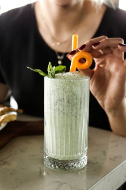 Türk Ayran içmek veya Kefir / ayran yoğurt ile yapılan.