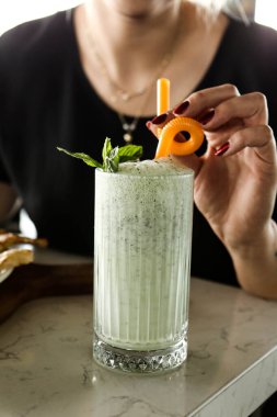 Türk Ayran içmek veya Kefir / ayran yoğurt ile yapılan.