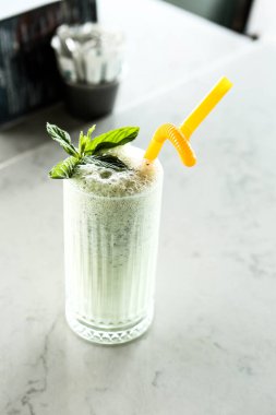 Türk Ayran içmek veya Kefir / ayran yoğurt ile yapılan.