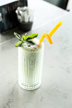 Türk Ayran içmek veya Kefir / ayran yoğurt ile yapılan.