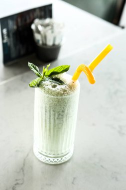 Türk Ayran içmek veya Kefir / ayran yoğurt ile yapılan.