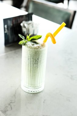 Türk Ayran içmek veya Kefir / ayran yoğurt ile yapılan.