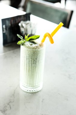 Türk Ayran içmek veya Kefir / ayran yoğurt ile yapılan.