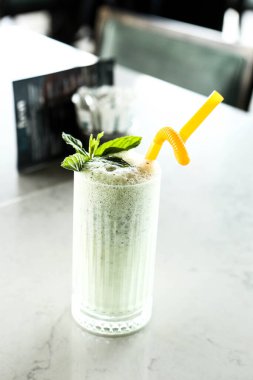 Türk Ayran içmek veya Kefir / ayran yoğurt ile yapılan.