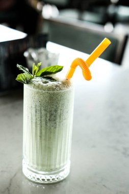 Türk Ayran içmek veya Kefir / ayran yoğurt ile yapılan.