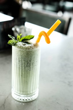 Türk Ayran içmek veya Kefir / ayran yoğurt ile yapılan.