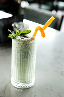 Türk Ayran içmek veya Kefir / ayran yoğurt ile yapılan.