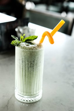 Türk Ayran içmek veya Kefir / ayran yoğurt ile yapılan.