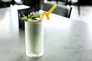 Türk Ayran içmek veya Kefir / ayran yoğurt ile yapılan.