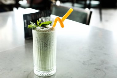 Türk Ayran içmek veya Kefir / ayran yoğurt ile yapılan.