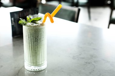 Türk Ayran içmek veya Kefir / ayran yoğurt ile yapılan.