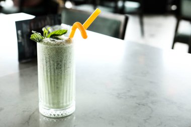 Türk Ayran içmek veya Kefir / ayran yoğurt ile yapılan.