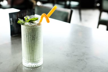 Türk Ayran içmek veya Kefir / ayran yoğurt ile yapılan.